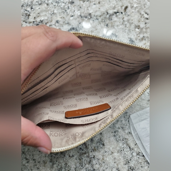 Michael Kors White/Cream/Tan Monogram Wristlet. NWOT! - Picture 3 of 6